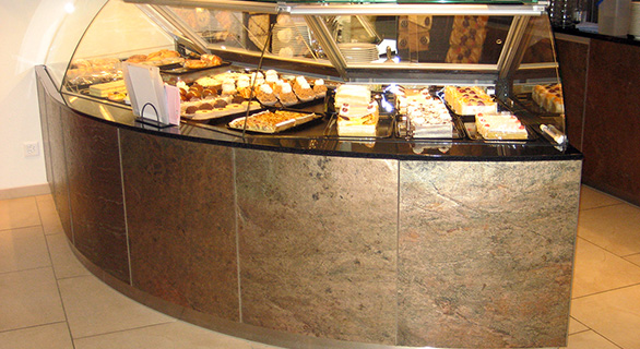Vitrine réfrigérée d'une pâtisserie avec feuilles de pierre Etna PIERREFLEX