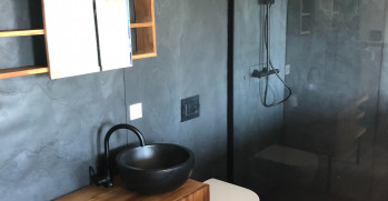 Salle de bains & douche dans un style moderne et naturel avec la feuille de pierre Victoria