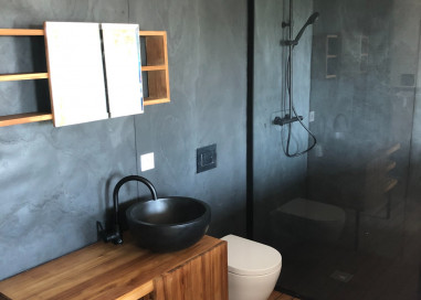 Salle de bains & douche dans un style moderne et naturel avec la feuille de pierre Victoria